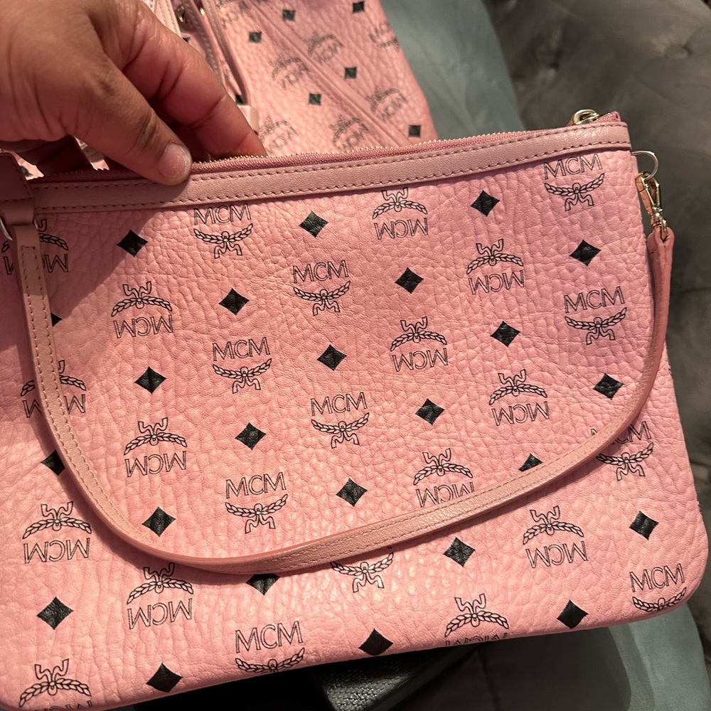 MCM medium Liz Shopper in Pink. - Picture 9 of 11